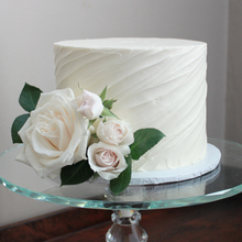 Load image into Gallery viewer, Textured Buttercream + Fresh Blooms
